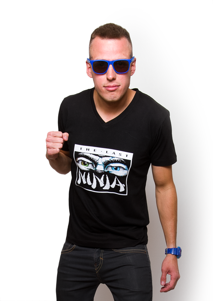 Czarna koszulka z nadrukiem z pikselowymi oczami ninja, model z uniesioną pięścią