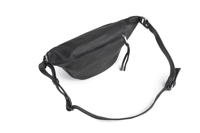 Torebka skórzana unisex VOOC EP19 nerka crossbody mała czarna - widok z góry i zamek