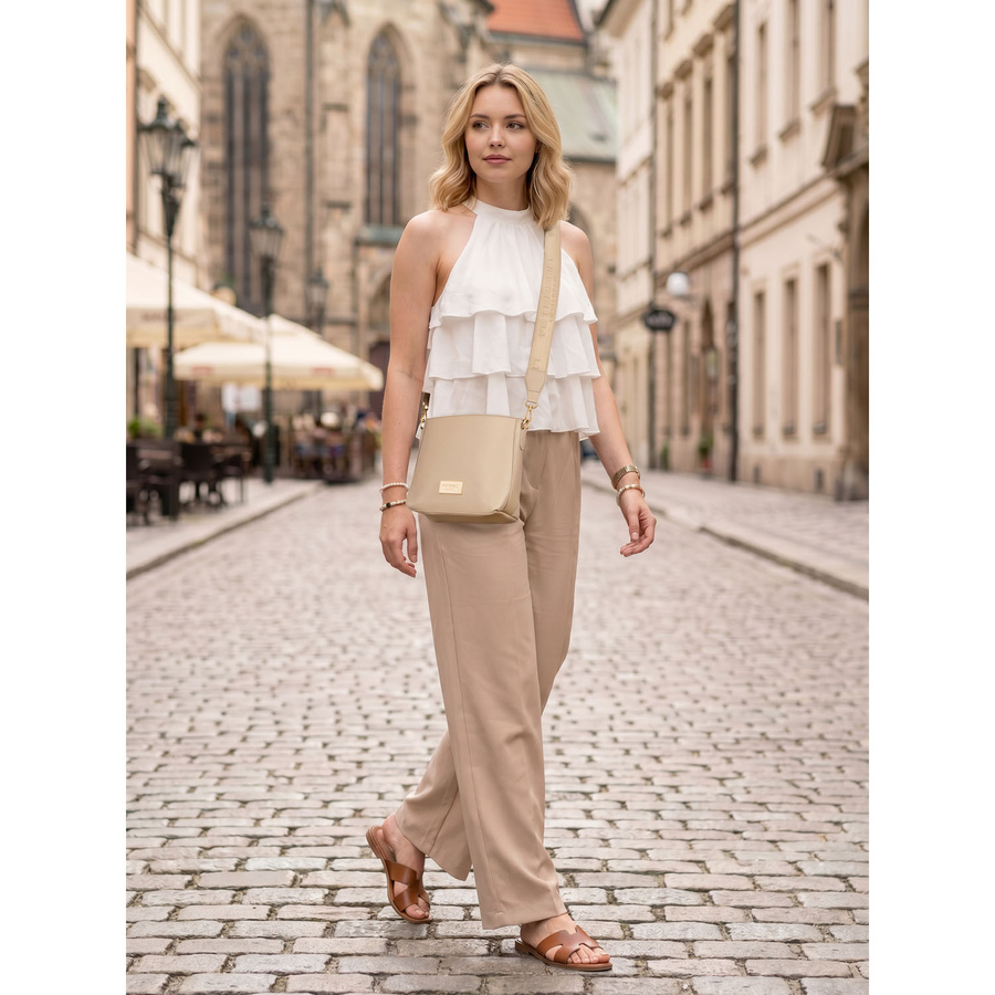 Torebka ze skóry ekologicznej damska Peterson JK6-07 listonoszka crossbody mała beżowa - faktura materiału z bliska