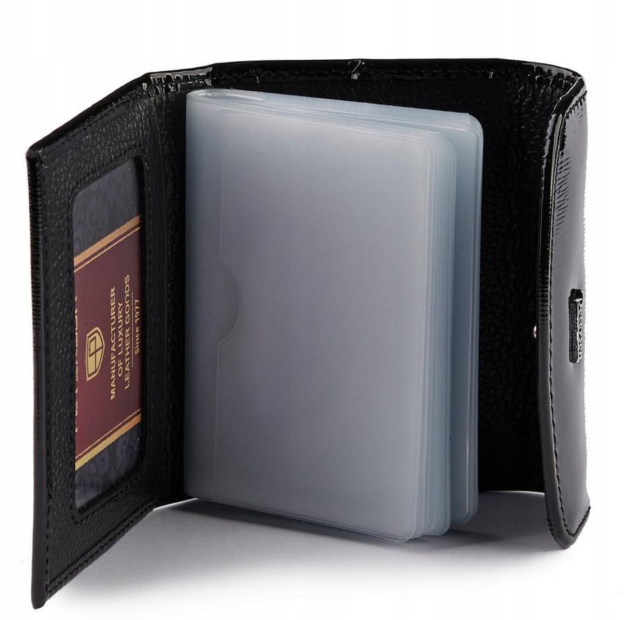 Otwarte czarne etui Peterson BC-105 z plastikowymi kieszonkami na karty