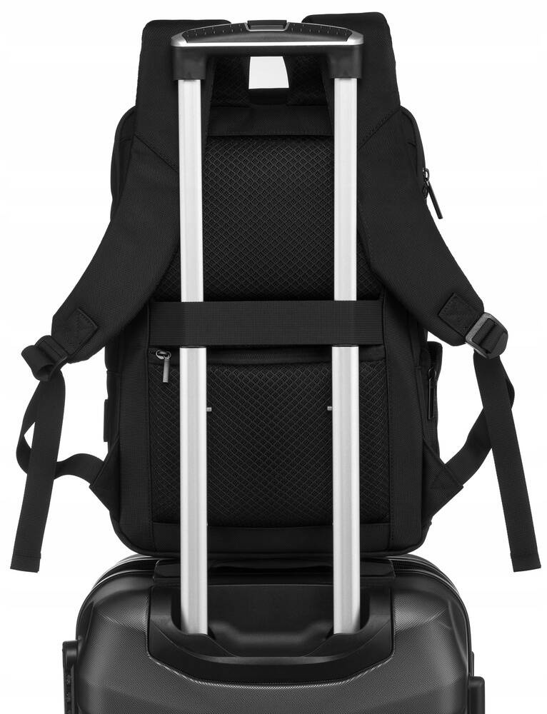 Czarny plecak Peterson SL-2304 nasunięty na rączkę walizki
