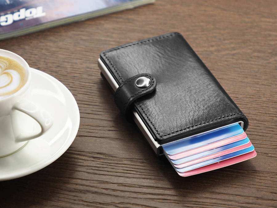 Karty wysunięte z aluminiowego etui czarnego portfela Peterson 171714101