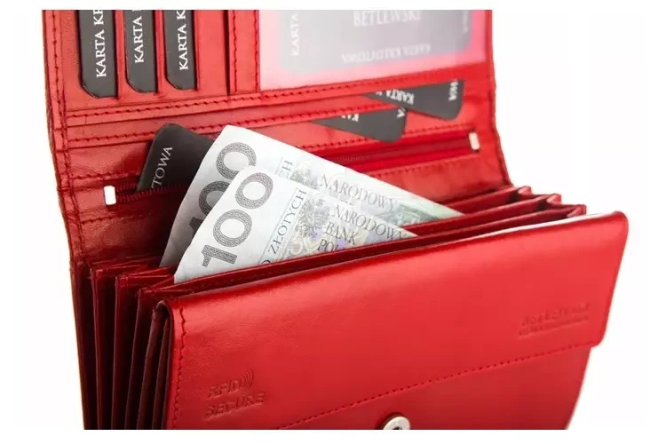 Czerwony portfel damski Betlewski 1010180 ze skóry naturalnej - portfel otwarty: miejsca na karty, okienko, banknoty w przegrodach