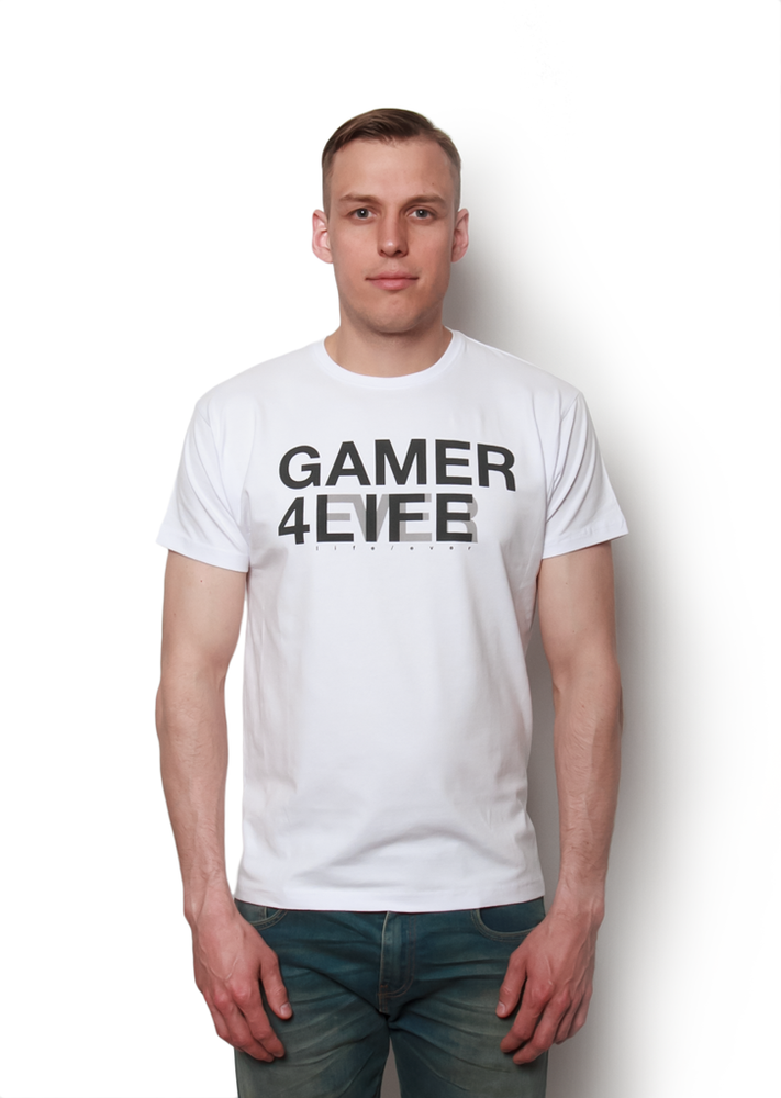 Biała koszulka z nadrukiem Gamer 4 Life, widok z przodu na modelu