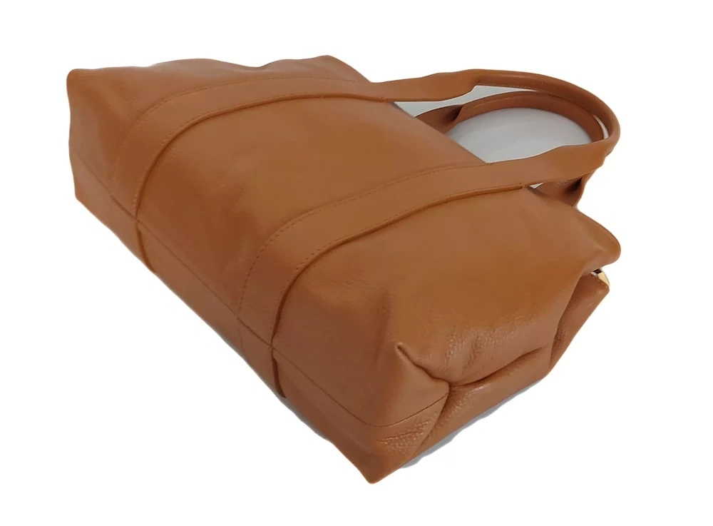 Kuferek damski Vera Pelle VPA78C camel od spodu, z pasami rączek przeszytymi przez dno
