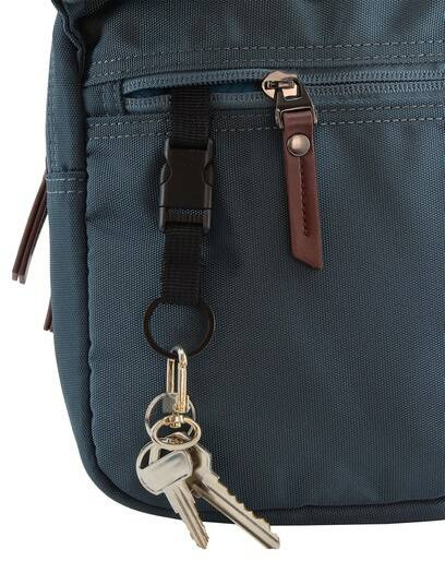 Niebieska torba Discovery Icon 712 w zbliżeniu, z kluczami na kółku przypiętym do zaczepu z klamrą