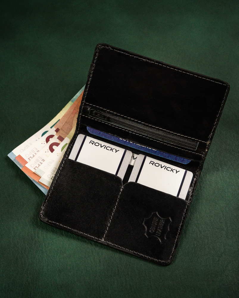 Otwarte czarne etui OKL-VTSI z kartami i dokumentami