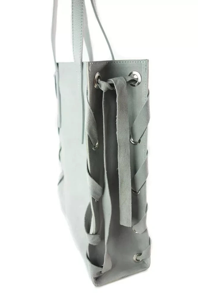 Szara torebka damska Vera Pelle WK745G z boku z bliska, z paskami przeplatanymi przez metalowe kółka