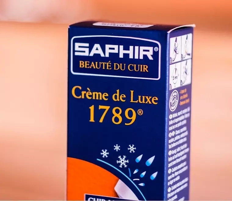 Krem wodoodporny do skóry Saphir bezbarwny - zbliżenie kartonika Crème de Luxe 1789