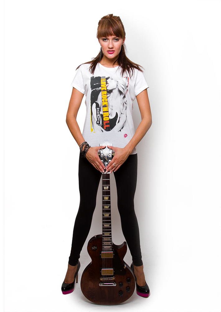 Biała koszulka damska z nadrukiem I love rock'n roll, modelka z gitarą, widok z przodu