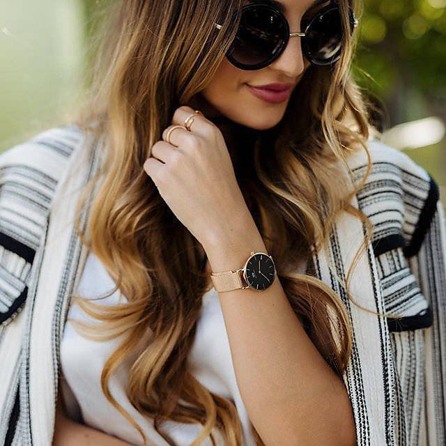 Zegarek damski Daniel Wellington DW00100161 w kolorze różowego złota - zegarek na nadgarstku kobiety, ujęcie plenerowe