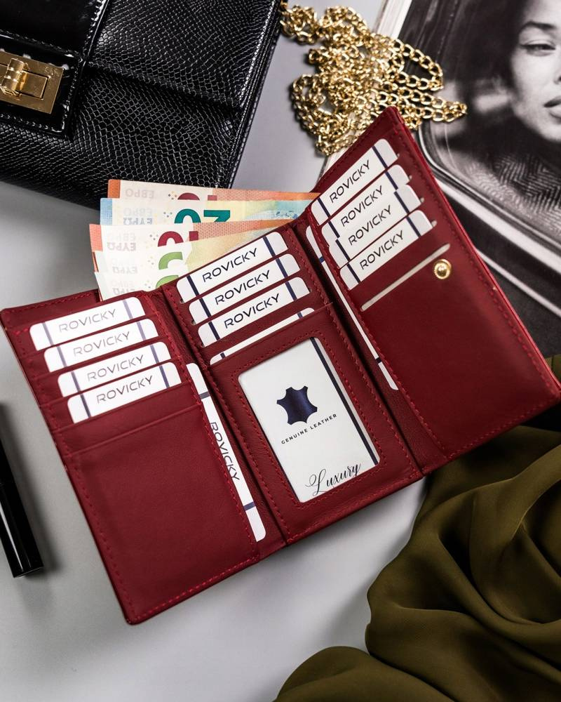 Otwarty czerwony portfel Rovicky RH-23-1-SAF z kartami i banknotami