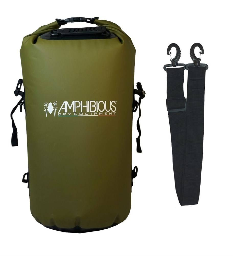 Zielony worek wodoodporny Amphibious Tube 40L, obok odpięty pasek na ramię z karabińczykami