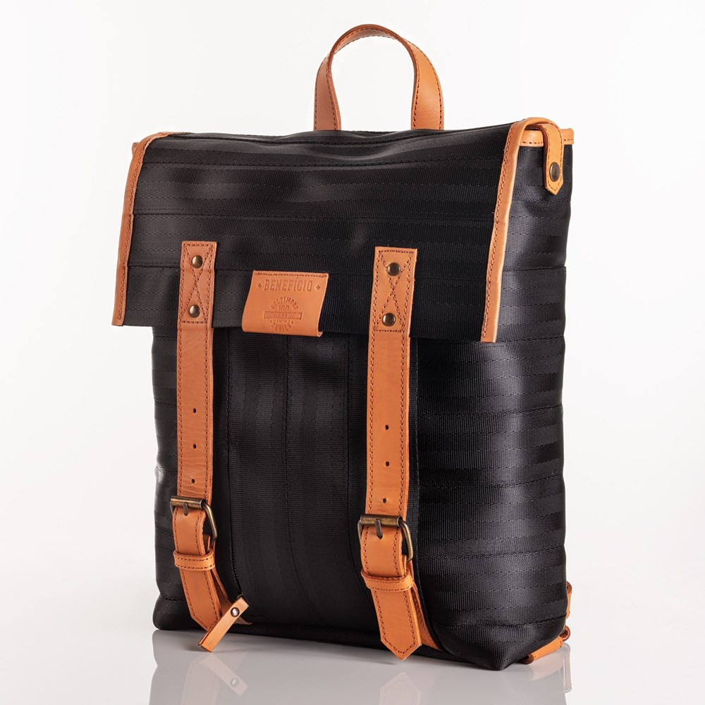 Czarno-koniakowy plecak Beltimore R28, front plecaka z drugiej strony