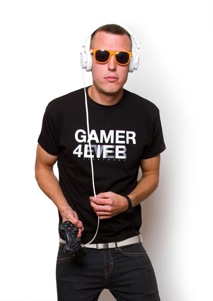 Czarna koszulka z nadrukiem Gamer 4 Life, widok z przodu na modelu ze słuchawkami