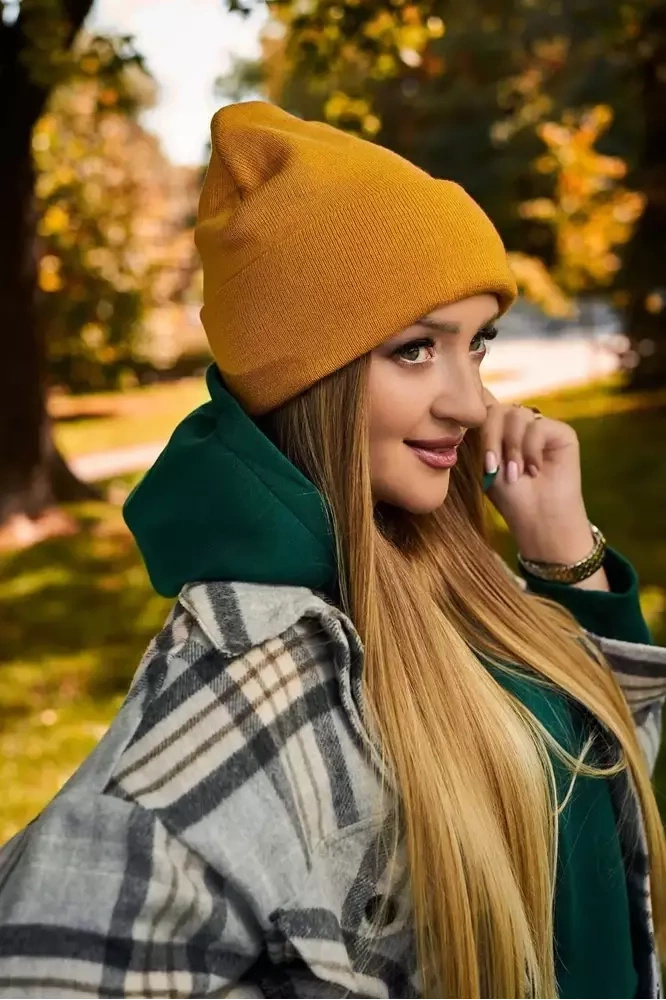 Czapka zimowa damska Brodrene 1010690 żółta - czapka na modelce w jesiennym plenerze