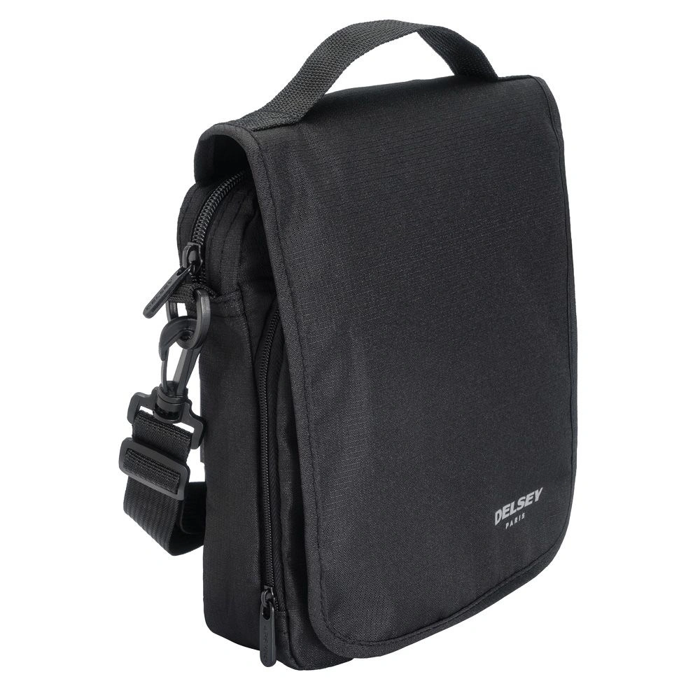 Czarna torba na ramię Delsey Travel Accessories pod kątem, z zamkiem błyskawicznym z boku i napisem Delsey Paris na klapie