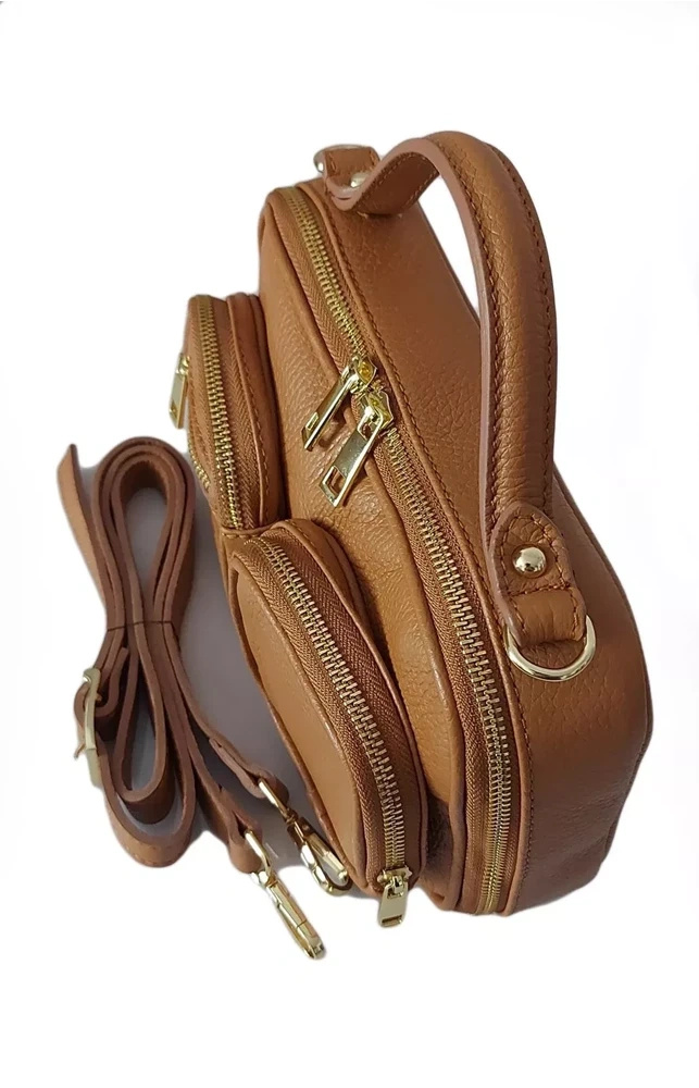 Listonoszka damska Vera Pelle VPMC15C camel z góry pod kątem, ze złotymi suwakami i paskiem obok