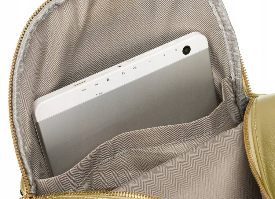 Wnętrze złotego plecaka Peterson F3606 z tabletem