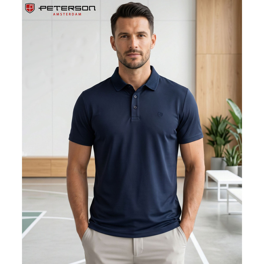 Granatowa koszulka polo Peterson KPY na modelu