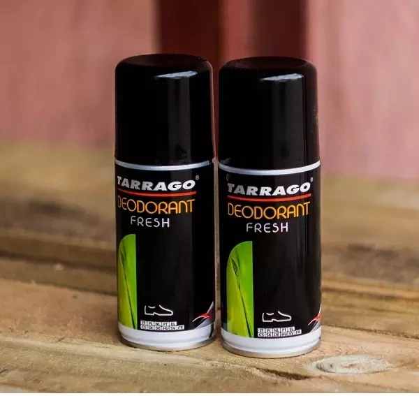 Dezodorant w sprayu do butów Tarrago - dwie puszki na drewnianym tle