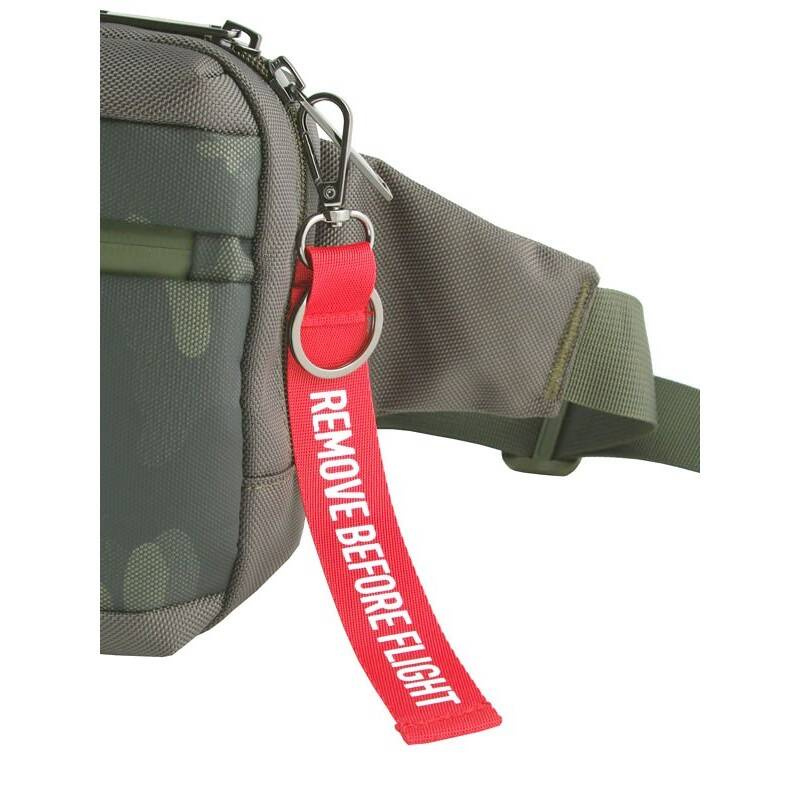 Saszetka biodrowa nerka męska zielona moro - Aeronautica Militare AM-522 VE - prezentacja ergonomii