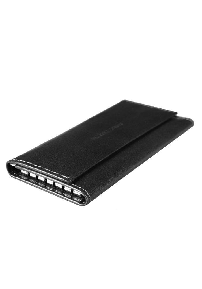 Czarne etui na klucze Vip Collection Milano II 02 ze skóry naturalnej, zamknięte, ułożone pod kątem, z końcówkami haczyków na boku