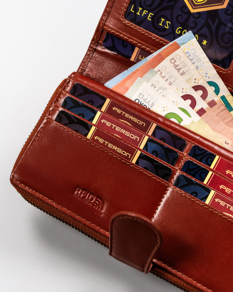 Otwarty brązowy portfel Peterson 2519-BO z kartami i banknotami