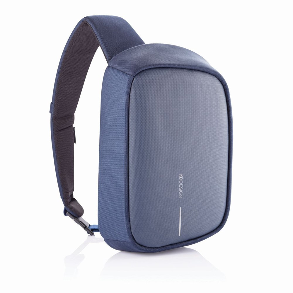 Granatowy plecak XD Design Bobby Sling z szeroką szelką na jedno ramię i gładkim przodem z logo