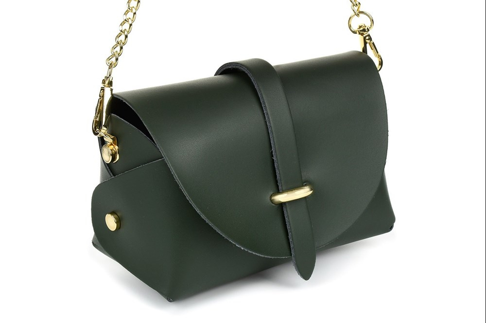 Zielona listonoszka damska Vera Pelle P45 ze skóry naturalnej, ujęcie z boku, klapka z paskiem