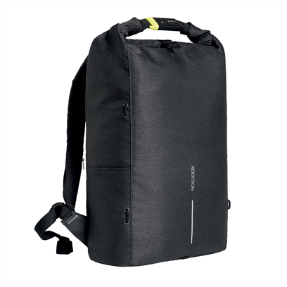 Czarny plecak XD Design Bobby Urban Lite pod kątem, ze zwiniętą górą i żółtozieloną klamrą