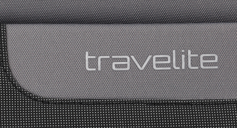 Grafitowa walizka Travelite Viia, zbliżenie srebrnego napisu travelite na szarym panelu
