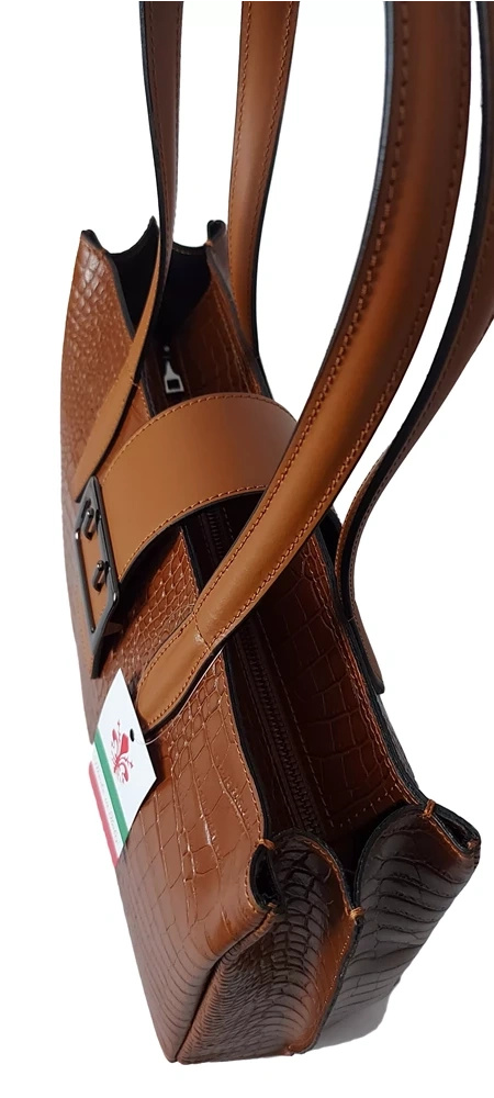 Kuferek damski Vera Pelle VP645C camel pokazany z boku, z paskiem zapinanym na metalową klamrę