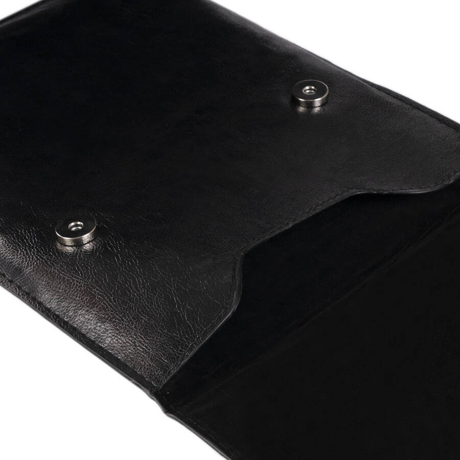 Otwarta klapka czarnego etui na tablet IP-02 z magnesami
