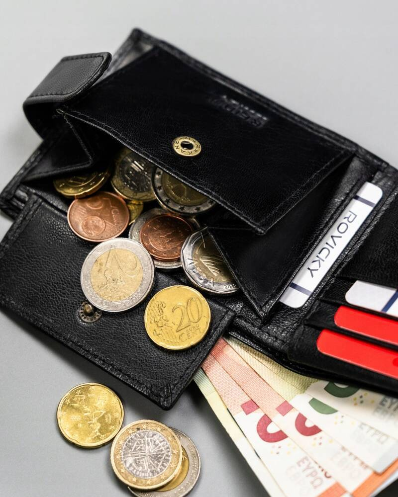 Otwarta kieszeń na bilon w czarnym portfelu Rovicky R-SET-M-N003L-GVT