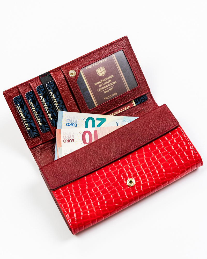 Otwarty czerwony portfel Peterson MC-411 z banknotami i dokumentem