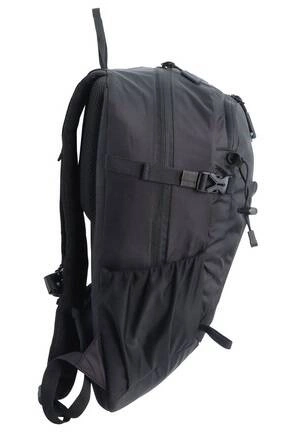 Czarny plecak na co dzień Discovery Outdoor 611 z boku, z paskiem kompresyjnym z klamrą i siatkową kieszenią