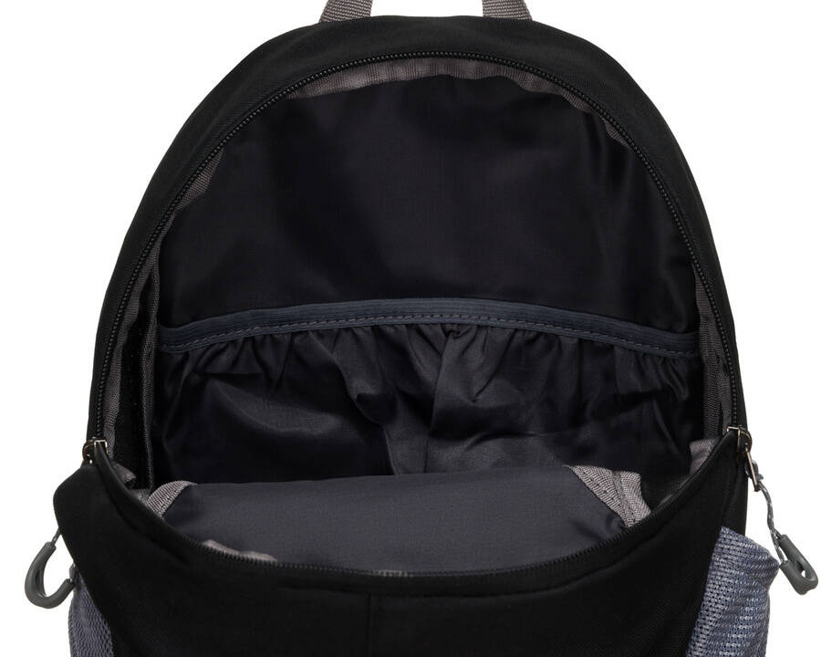 Otwarta komora czarnego plecaka Peterson JPS-03