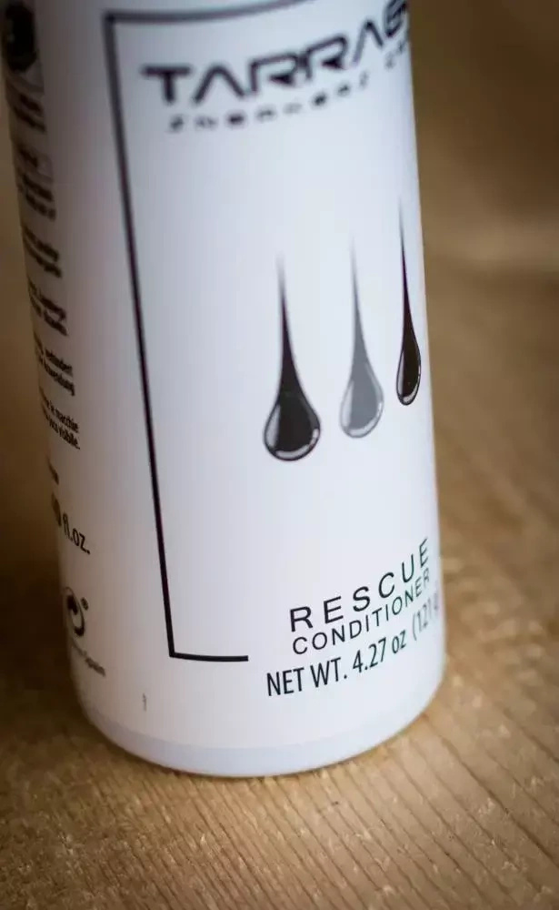 Krem do sneakersów Tarrago bezbarwny - zbliżenie dolnej części puszki z napisem Rescue Conditioner