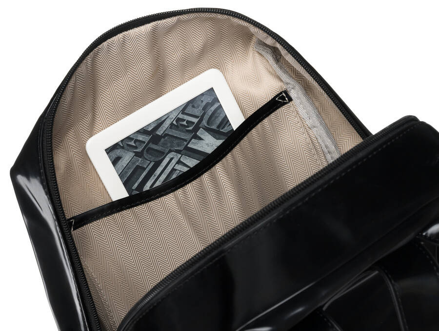 Wnętrze czarnego plecaka Peterson PLEC-ALE-7 z tabletem
