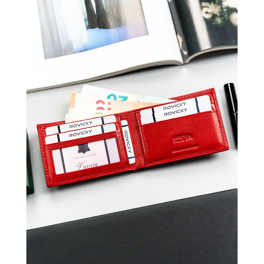Czerwone etui 4U Cavaldi CW1017-NDM otwarte, z kartami