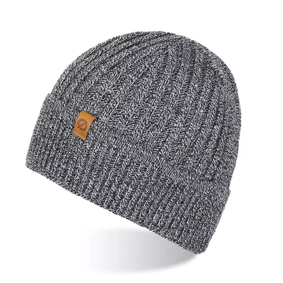 Czapka zimowa męska Brodrene 9929 jasnoszara - jasnoszara melanżowa czapka beanie z wywinięciem i skórzaną naszywką z logo