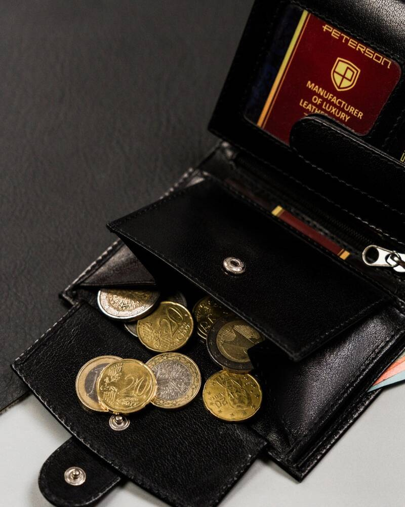Kieszeń na monety w czarnym portfelu Peterson 303Z-PR