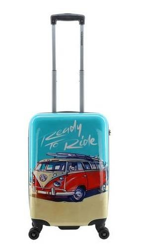 Wielokolorowa walizka Volkswagen Ready to Ride 55 z nadrukiem czerwonego busa i wysuniętą rączką teleskopową