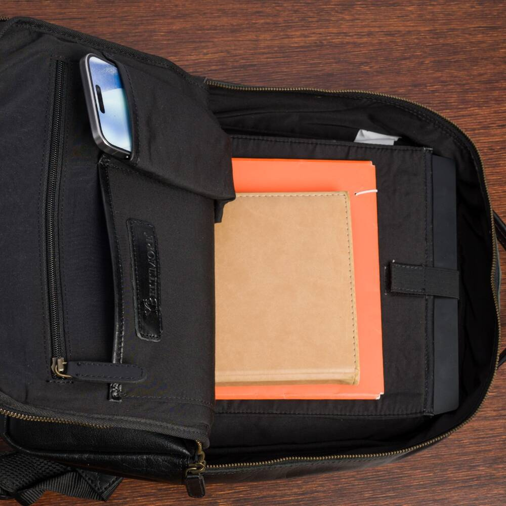 Czarny plecak Beltimore N05, wnętrze z przegrodą na laptopa i notesem