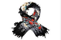 Chusta damska z frędzlami czarna w kwiaty wzorzysta Q88 db-3b