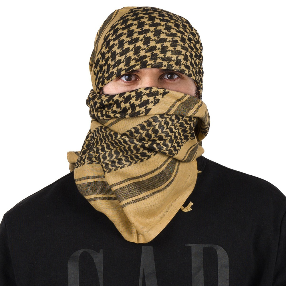 Beżowa chusta męska Beltimore SC-01, na modelu, chusta założona na głowę i twarz