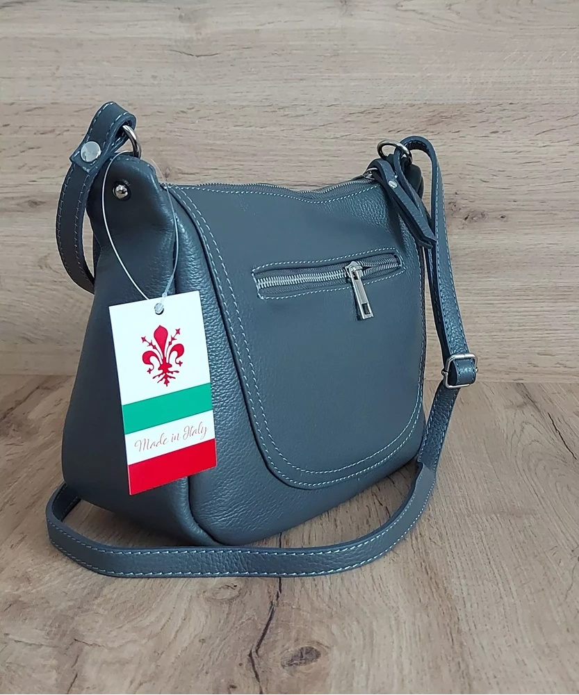 Szara listonoszka damska Vera Pelle VPLB25G pod kątem na drewnianym blacie, z metką Made in Italy