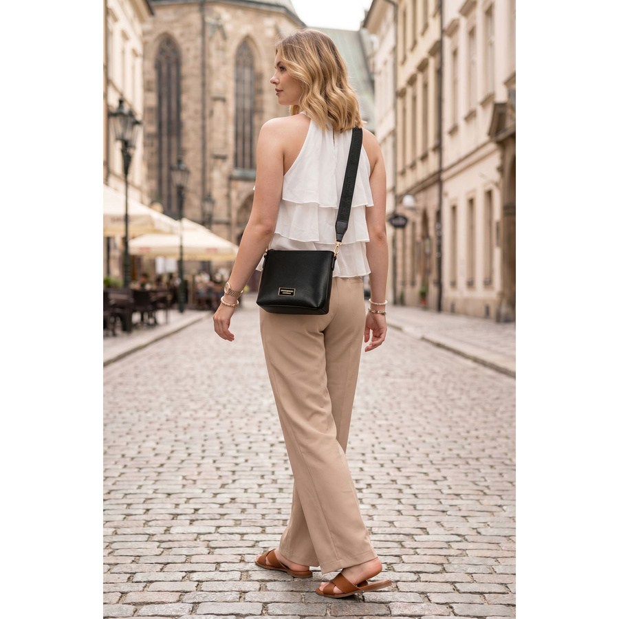 Torebka ze skóry ekologicznej damska Peterson JK6-07 listonoszka crossbody mała czarna - materiał eko-skóra z bliska