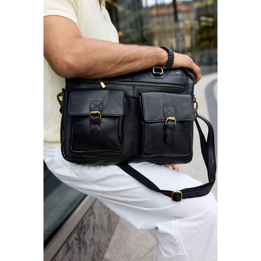 Torba na laptopa męska Peterson LAP-15601 na sylwetce